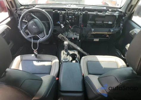 2023 Ford Bronco Base z USA, uszkodzony, nr VIN 1FMEE5DP7PLA87637